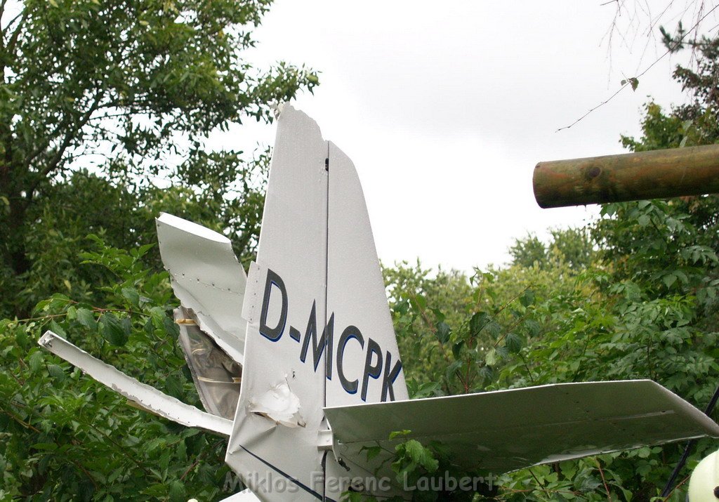 BF Koeln Kleinflugzeug in Koeln Flittard abgestuerzt  P76.JPG